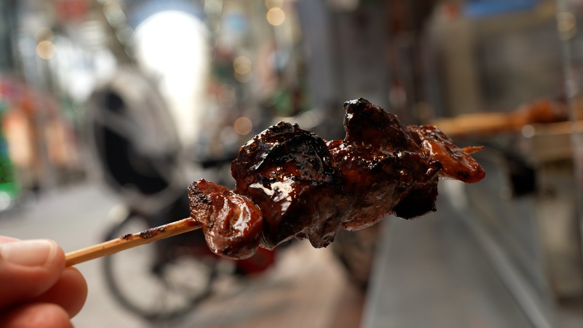 moukaru3's tweet photo. タレにくぐらせる快感…！
焼き立てを自分で仕上げる、昭和元年創業「鳥勇」のセルフ焼鳥が最高すぎた！
炭火の香り、首肉の弾力、継ぎ足し90年の秘伝ダレ。
串片手に一杯、昼から最高の時間
👉 https://t.co/2E5v7FMAtn https://t.co/S8ArBd3x3f