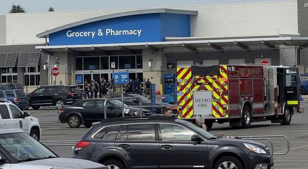 SnapMediaLive's tweet image. 🚨 ⚠️ 11 People Stabbed in Random Attack at Michigan Walmart — Six in Critical Condition
📍Traverse City, Michigan – July 26, 2025
⸻
🔪 Random Stabbing Chaos at Store Checkout
•A 42-year-old man entered a Walmart in Traverse City and used a folding knife to stab 11…