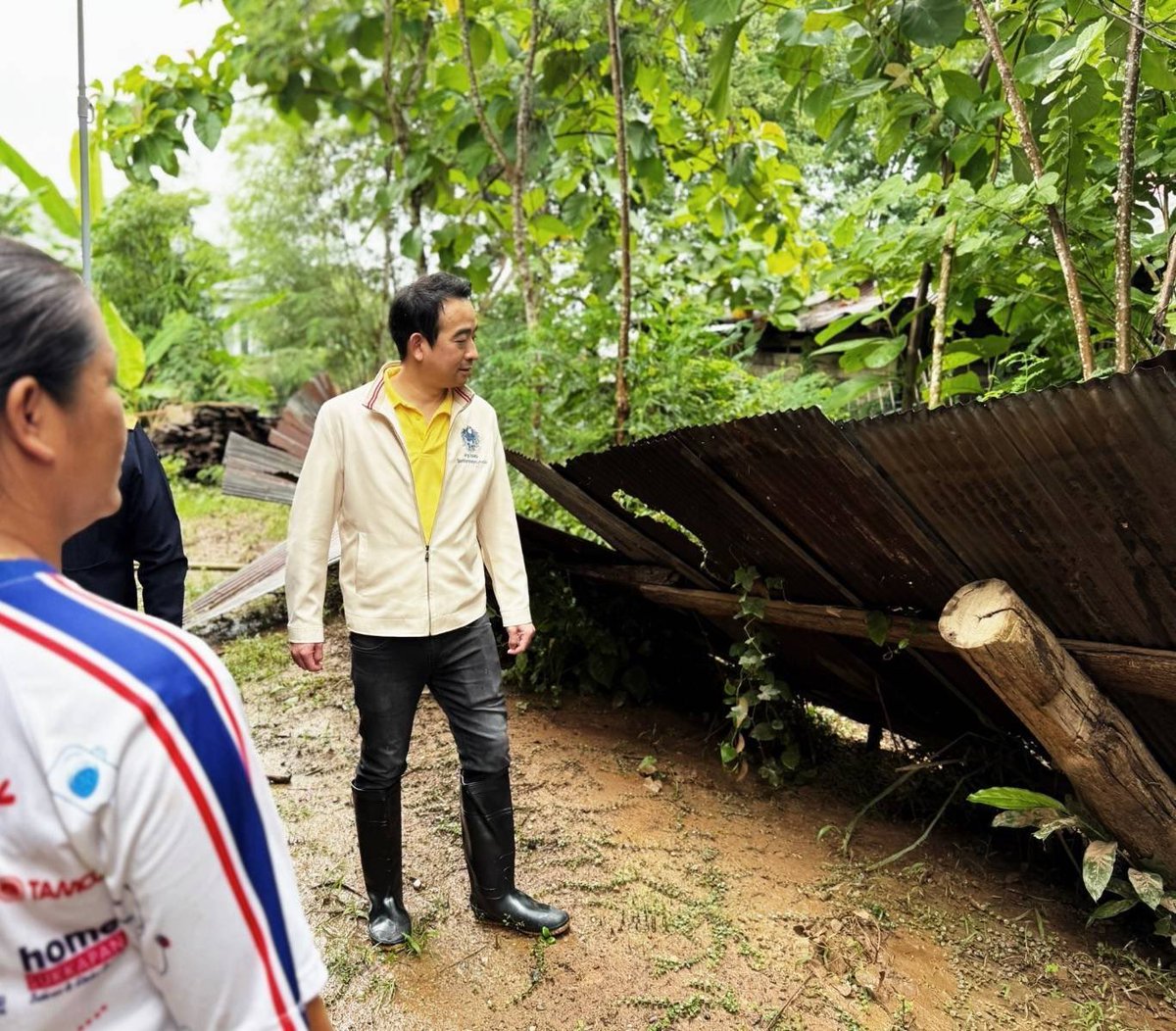 joeycmu1's tweet image. รมช.คลัง “เผ่าภูมิ”ลงพื้นที่ #น้ำท่วม สั่ง “ธนารักษ์”ยกเว้นค่าเช่าที่ราชพัสดุ 2 ปี ช่วย“อุทกภัยเหนือ”6 จังหวัด