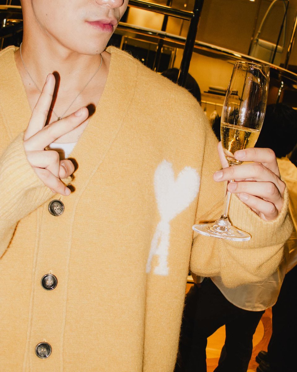 simpforbrenty27's tweet image. Brent and his mustard with a lil bit of mayonnaise sweater. post na natin bago pa manakaw.