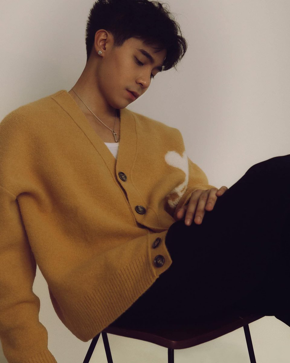 simpforbrenty27's tweet image. Brent and his mustard with a lil bit of mayonnaise sweater. post na natin bago pa manakaw.