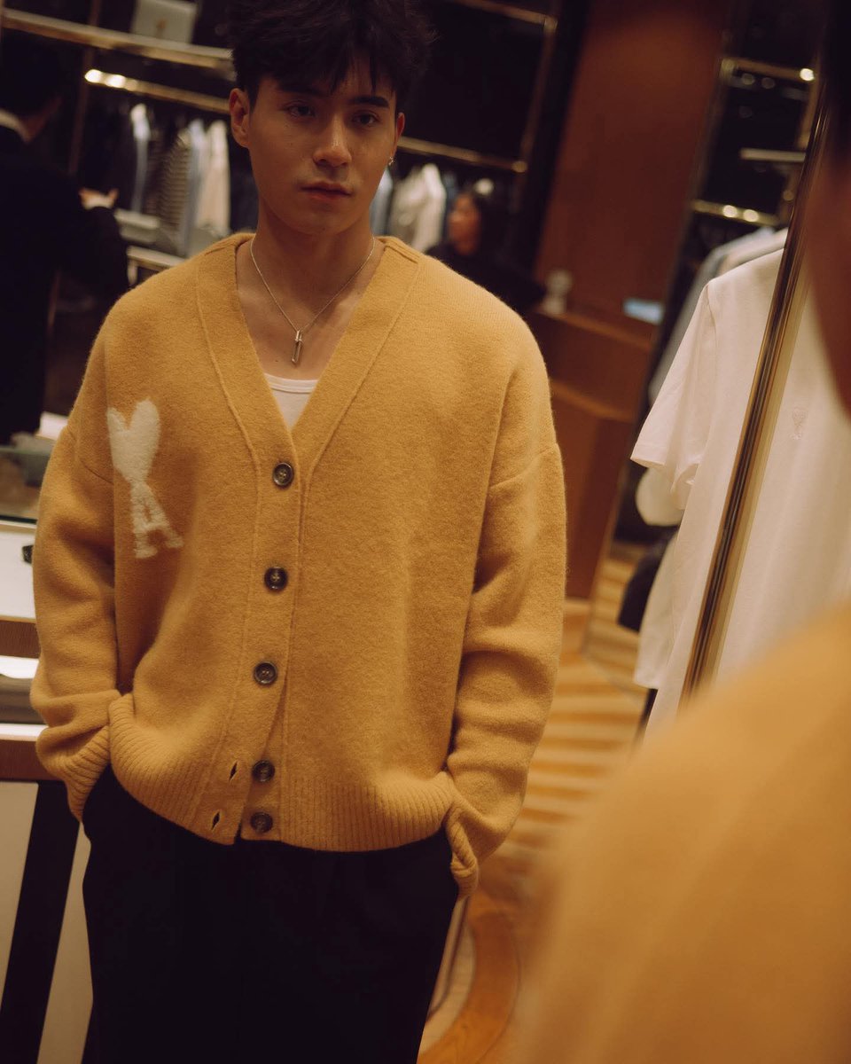 simpforbrenty27's tweet image. Brent and his mustard with a lil bit of mayonnaise sweater. post na natin bago pa manakaw.