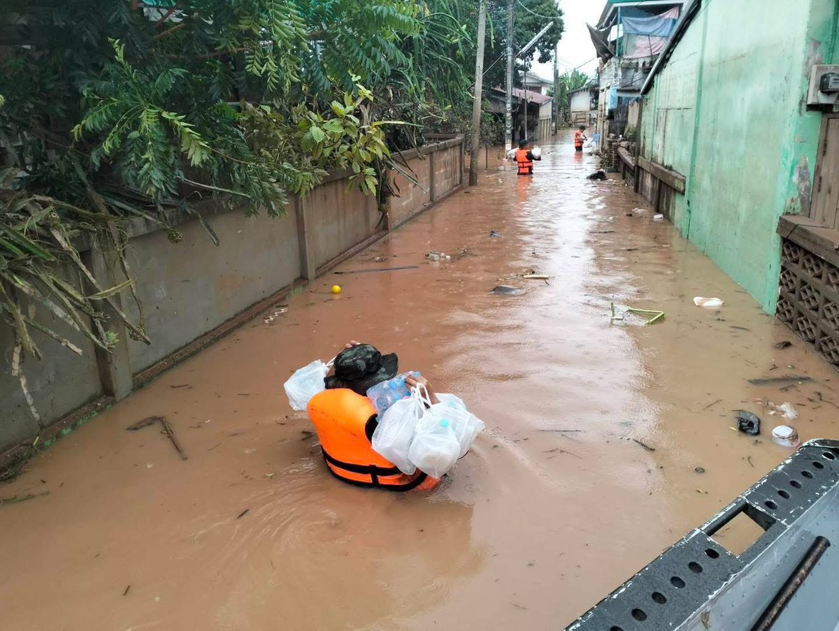js100radio's tweet image. เร่งช่วยเหลือผู้ประสบภัย อ.เมืองน่าน จ.น่าน
ศบภ.มทบ.38 ได้จัดกำลังพลชุดปฏิบัติการบรรเทาสาธารณภัย ชุดเรือจาก มทบ.38 ร่วมกับพลพัฒนาที่ 3 จัดเรือท้องแบน ขนาด 55 แรง ภารกิจ ช่วยเหลือประชาชนให้ออกจากพื้นที่และแจกจ่ายอาหารและน้ำดื่ม ให้กับประชาชนที่เดือดร้อนจาก พายุวิภา…