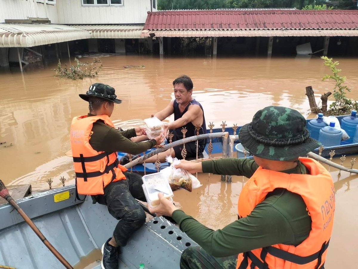 js100radio's tweet image. เร่งช่วยเหลือผู้ประสบภัย อ.เมืองน่าน จ.น่าน
ศบภ.มทบ.38 ได้จัดกำลังพลชุดปฏิบัติการบรรเทาสาธารณภัย ชุดเรือจาก มทบ.38 ร่วมกับพลพัฒนาที่ 3 จัดเรือท้องแบน ขนาด 55 แรง ภารกิจ ช่วยเหลือประชาชนให้ออกจากพื้นที่และแจกจ่ายอาหารและน้ำดื่ม ให้กับประชาชนที่เดือดร้อนจาก พายุวิภา…