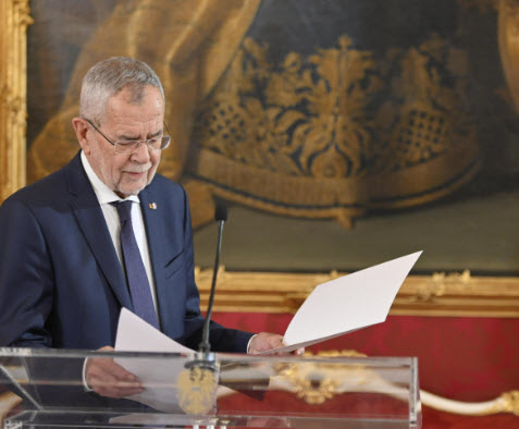 Ich bin jeden Tag froh darüber, dass Alexander Van der Bellen Österreichs Bundespräsident ist, und bin stolz darauf, ihn stets gewählt zu haben.
Die Fußstapfen, in welche der Nächste tritt, sind sehr groß. 
Auch Heinz Fischer hat da schon stark vorgelegt.