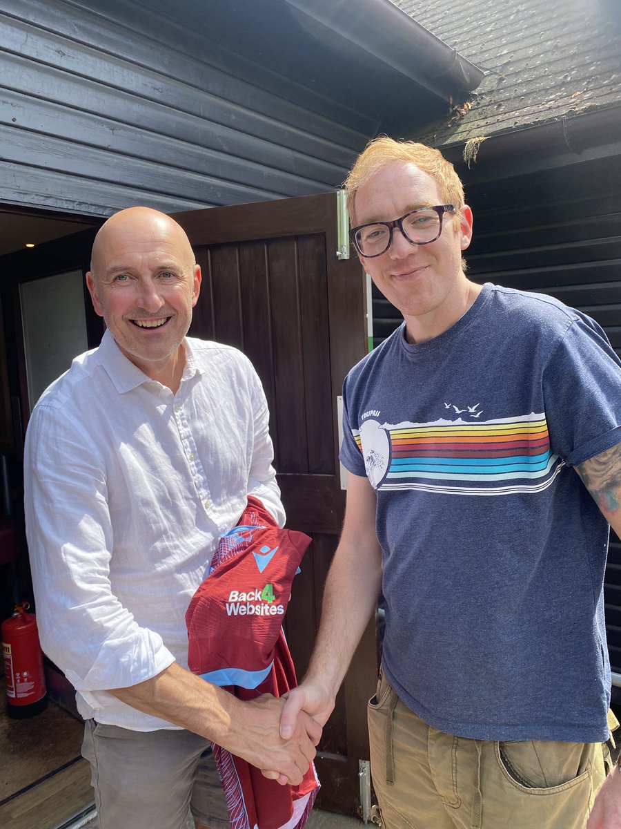 Westfieldsfc1's tweet image. 💜#Fields Sponsor Spotlight💙
A massive thank you to Phil Robinson from Back4websites, 📸 seen here being presented by Chairman Steve Higgins with our new shirt showing his company logo on the sleeve🤝
Phil’s company builds amazing secure bespoke websites tailored for football…