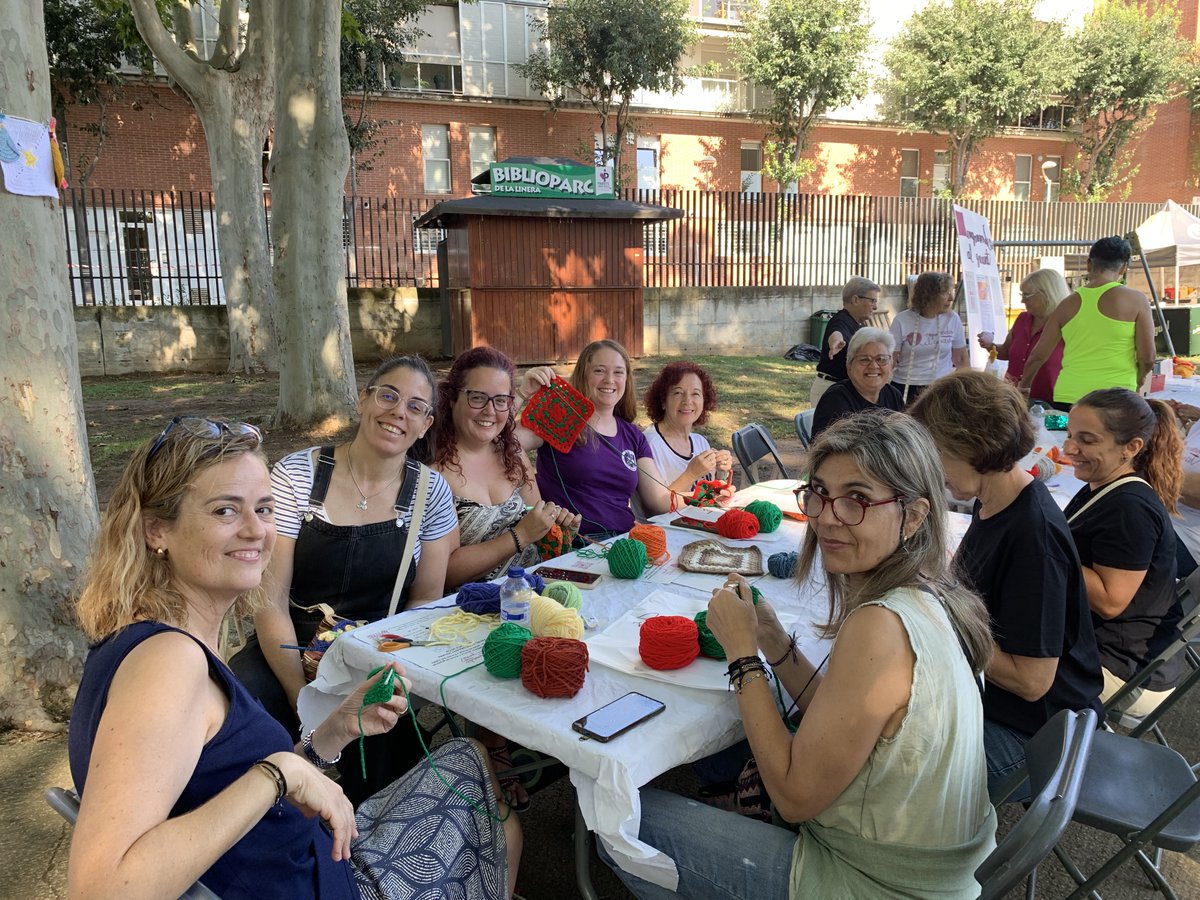 JordiSeguer's tweet photo. Orgullosos d’iniciatives com Teixint #Parets 🧶
Més de 40 persones han participat aquest dissabte al matí al parc La Linera per omplir de llana i color aquest Nadal 🎄
Gràcies per fer poble amb tanta creativitat i calidesa! 🥰👏
#TeixintParets #TeixitComunitari #NadalAmbColor https://t.co/lR02RPIEWd