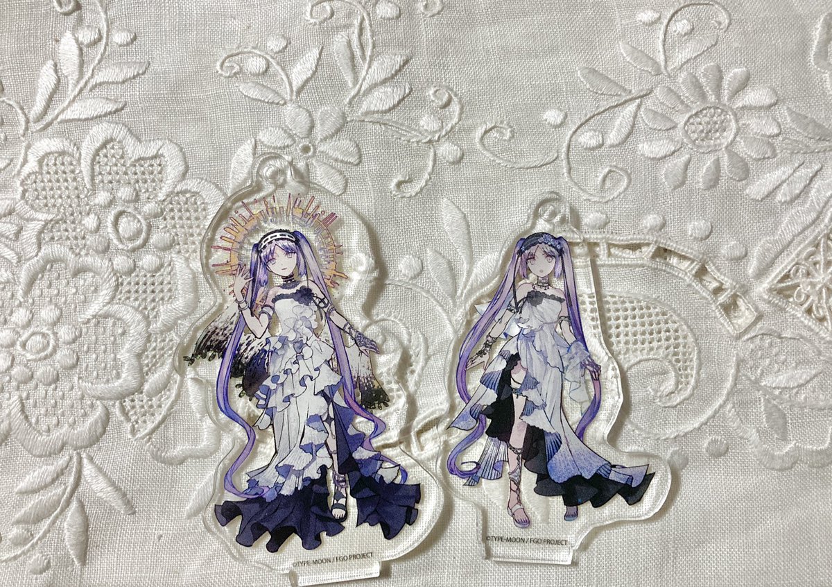 Noback_lie's tweet image. ステンノ様周年衣装嬉しすぎて過去の姉様アクスタ引っ張り出してきた*´︶`*
このアステリオスくんとの対比が本当に良くて…フェスに持っていこうかな(浮)