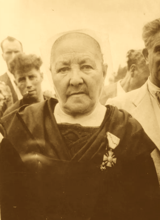 27 juillet 1947. De Gaulle vient de lui décerner la Croix de guerre avec palme. Dans les yeux de la Bretonne, pas de fierté déplacée, mais la souffrance inextinguible de celle qui a perdu dans la Résistance son mari, un fils, une bru,un neveu,un petit-fils. Marie-Julienne Samson.