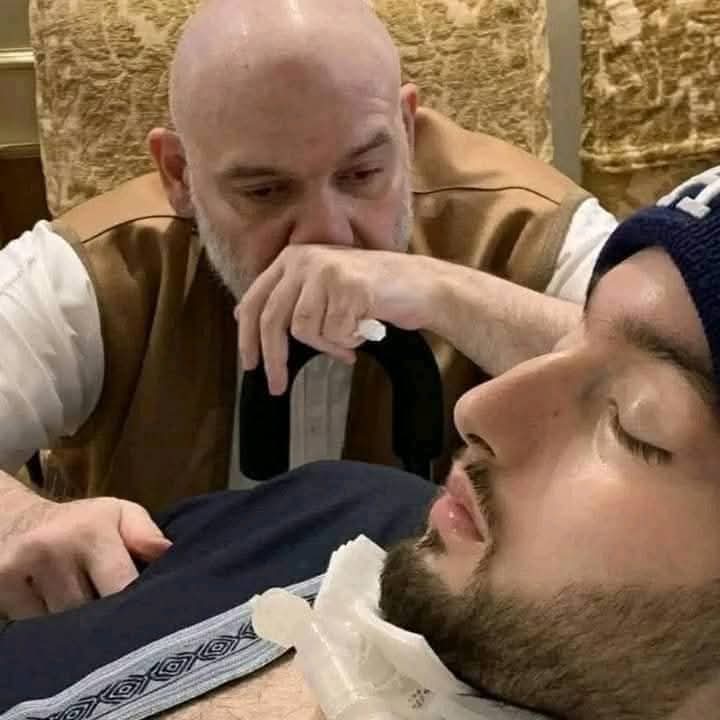 سعودی شہزادے خالد بن طلال نے اعلان کیا ہے کہ ان کے بیٹے شہزادہ الولید بن خالد بن طلال، جو تقریباً 20 سال سے کوما میں تھے، انتقال کر گئے ہیں۔
شہزادہ الولید 2005 میں لندن میں ایک ٹریفک حادثے کا شکار ہونے کے بعد کوما میں چلے گئے تھے۔ حادثے کے وقت وہ برطانیہ تعلیم حاصل کر رہے تھے