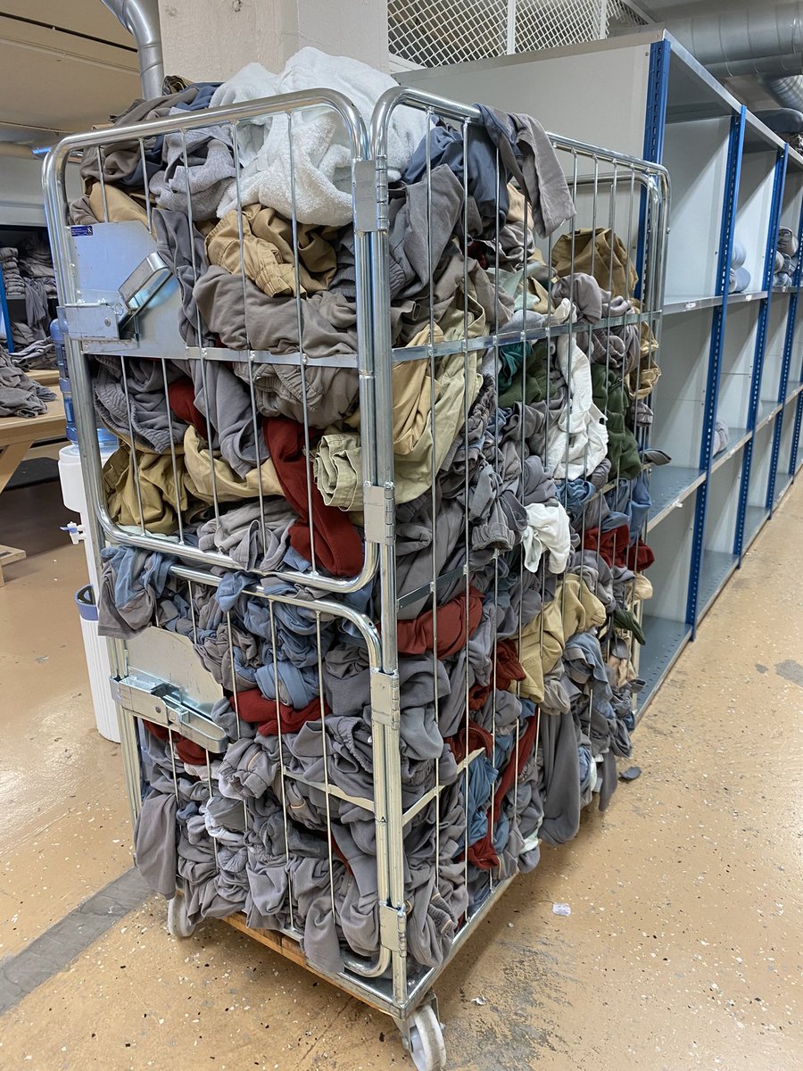 Ingen fryser i tvätteriet på Hall. Arbetet går för full maskin och ton efter ton sorteras, tvättas och skickas till andra fängelser och häkten. Högt tryck och intagnas sysselsättningsplikt gäller hela sommaren, hösten, våren och vintern.