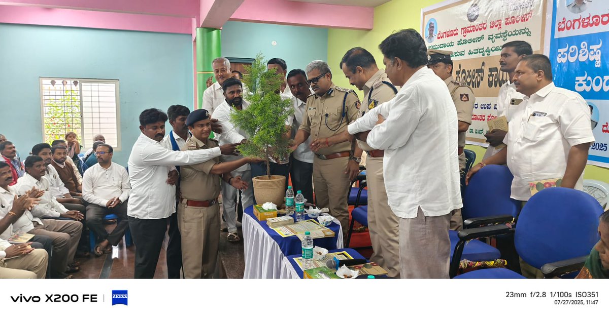 ಈ ದಿನ ದೊಡ್ಡಬಳ್ಳಾಪುರ ಉಪ ವಿಭಾಗ ಮಟ್ಟದ ಪರಿಶಿಷ್ಟ ಜಾತಿ ಮತ್ತು ಪಂಗಡ ದವರ ಕುಂದು ಕೊರತೆ ಸಭೆಯನ್ನು ರಾಜಘಟ್ಟ ಗ್ರಾಮದಲ್ಲಿ ಜಿಲ್ಲಾ ಪೊಲೀಸ್ ವರಿಷ್ಠಾಧಿಕಾರಿಗಳ ನೇತೃತ್ವದಲ್ಲಿ ನಡೆಸಿ  ನಂತರ ಸಮುದಾಯ ಪೊಲೀಸ್ ವ್ಯವಸ್ಥೆಯನ್ನು ಬಲಪಡಿಸಲು  ಮನೆ ಮನೆಗೆ ಪೊಲೀಸ್ -2025 ಕಾರ್ಯಕ್ರಮವನ್ನು ಉದ್ಘಾಟಿಸಲಾಯಿತು.