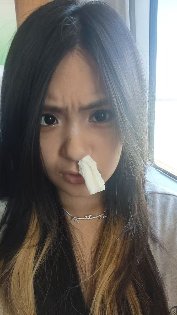 Ruiuiui2002's tweet image. 我的鼻涕在高铁玩露出。。。