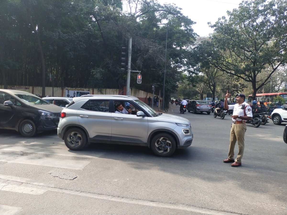 #trafficawerness
ಈ ದಿನ ಶಿವಾಜಿನಗರ ಸಂಚಾರ ಪೊಲೀಸ್ ಠಾಣೆಯ ಎ ಎಸ್ ಐ ರವರು ಠಾಣಾ ಸರಹದ್ದಿನಲ್ಲಿ ವಾಹನ ಸವಾರರಿಗೆ ಸ್ಟಾಪ್ ಲೈನ್ ಹಾಗೂ ಜಿಬ್ರಾ ಕ್ರಾಸ್ ಮೇಲೆ ಯಾವುದೇ ವಾಹನಗಳನ್ನು ನಿಲ್ಲಿಸದಂತೆ ಸೂಕ್ತ ತಳುವಳಿಕೆ ನೀಡಲಾಯಿತು..