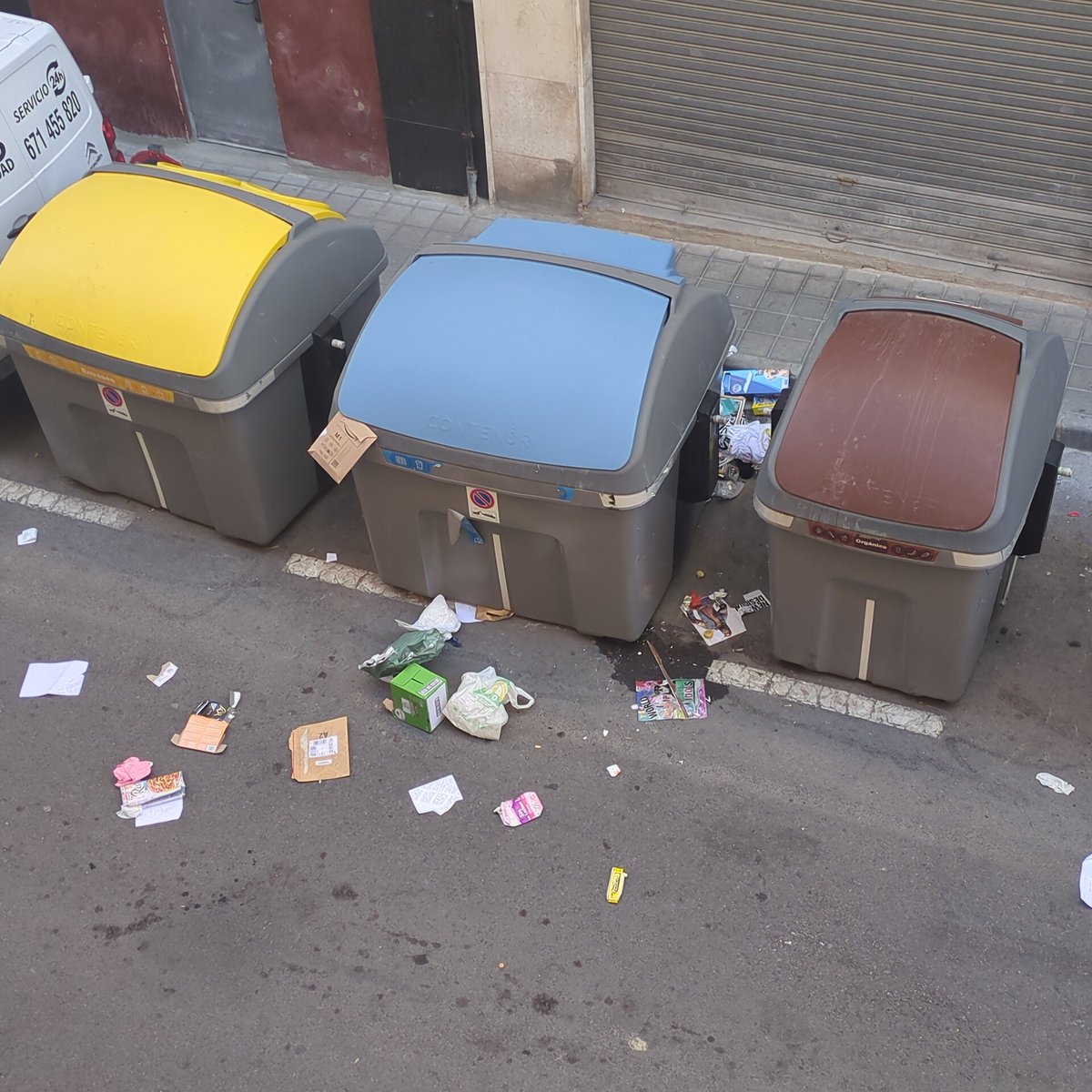 juantotores's tweet photo. Calle García Gutiérrez.
Acaba de pasar el camión de la basura a las 9:30h y así ha quedado esparcida toda la basura.
@CALalicante @BarcalaSierra @Ra_Mas 
Así amanecemos. https://t.co/mgTyZgulJx