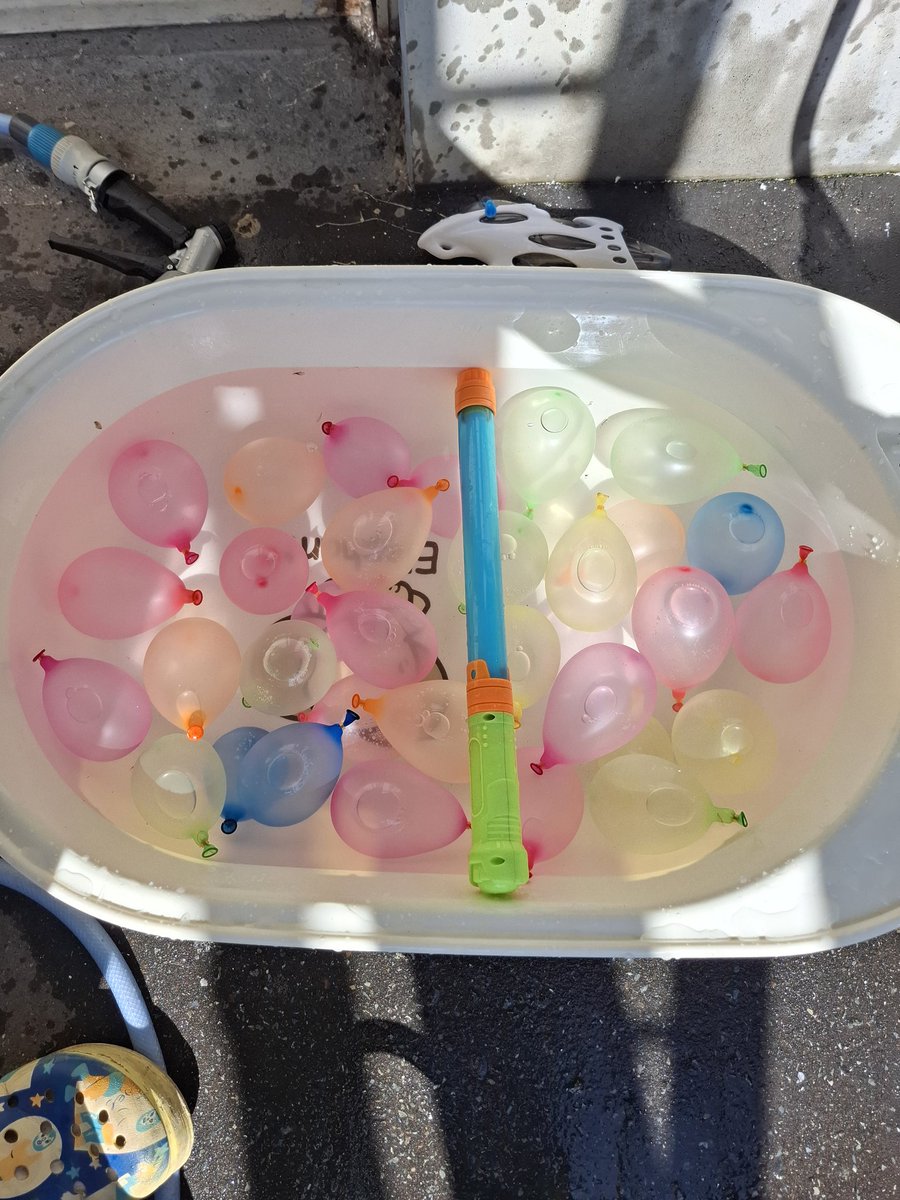 sen6135's tweet image. 午前中は幌延、午後からは空の日のイベント行ってきた!!
空の日では、ガンプラとファイル貰って、フォローさんがみんな美味しいって言ってたクルミッ子ゲット✨️
その後は、暑くて息子と友達は水遊び🔫
私は、見守りながら洗車🚙🧽
これから友達送ってくー🤣
今日も1日自分頑張った!!(笑)