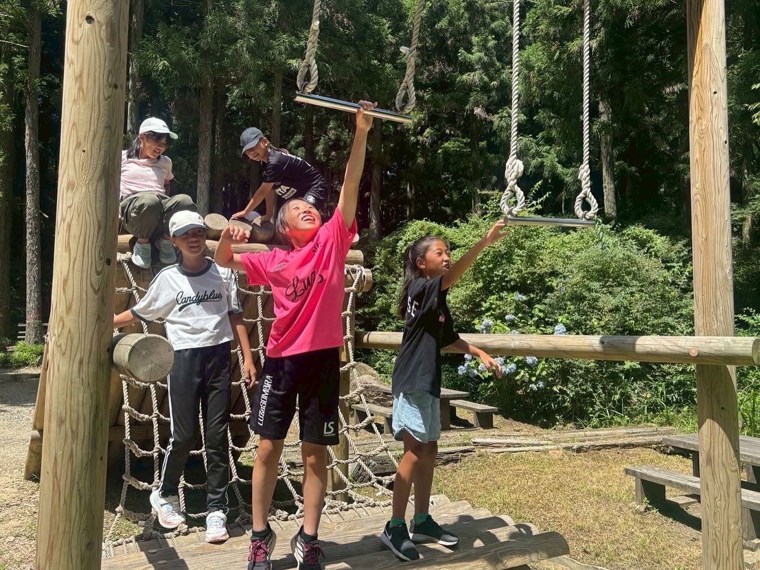 HARIMA_ALBION's tweet image. ASハリマアルビオンジュニア　夏のバス旅行🚌
今回は六甲山にあるアスレチックパーク✨
みんな全力で楽しんでいました♪
各自着替えを持ってきていたので、水上アスレチックでずぶ濡れになっても気にしない😆
全力で遊んだ1日となりました🌟

#asハリマアルビオン 
#なでしこ
