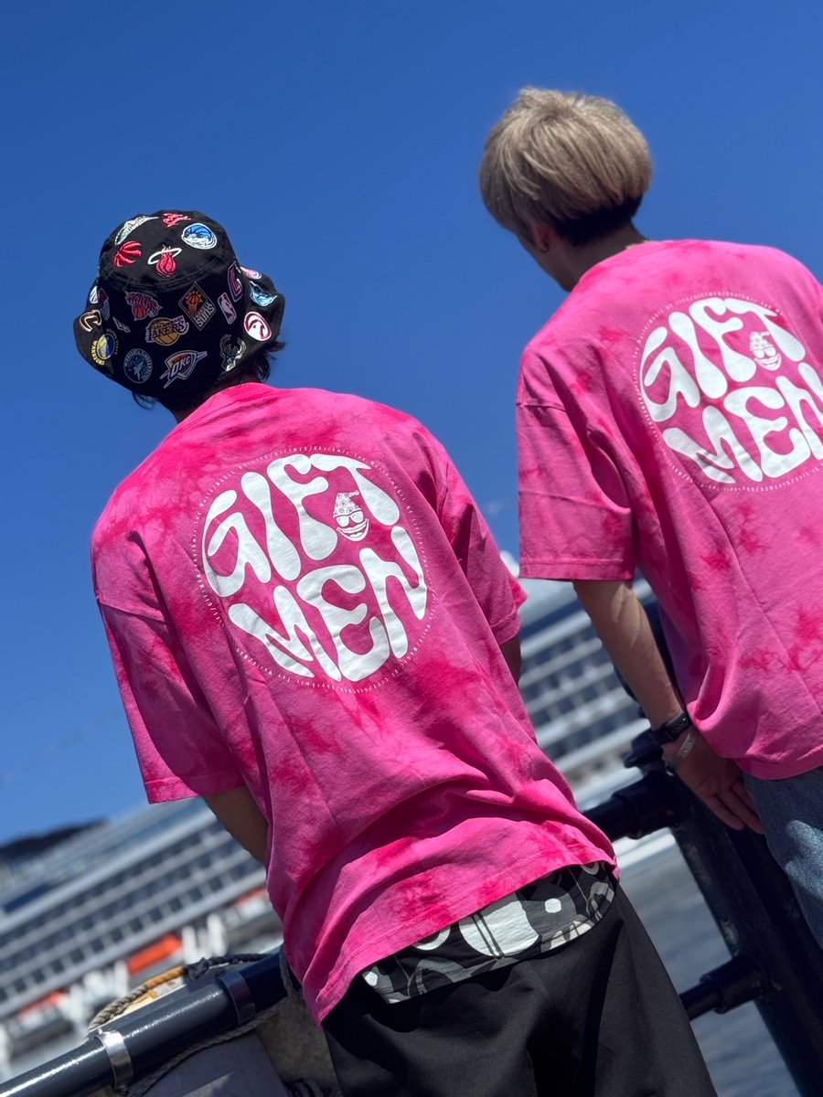 GIFTMEN NEW GOODS販売決定🌞🌴🌺✨

👚GIFTMEN Tシャツ 2025 Ver.
color : pink（ダイダイ）
size : M / L / XL / XXL

🔑GIFTMEN ジャケアクキー

#GIFTMEN #ギフトメン