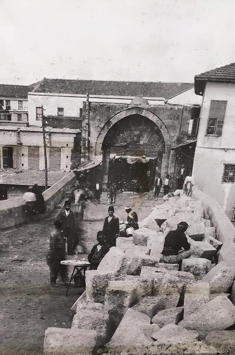 1 asır önce yok edilen KALEKAPISI, Adana..

Düzenleyerek netleştirdiğim bir fotoğrafıdır.