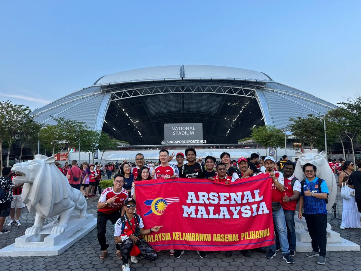 Arsenal_MY's tweet image. Hi Malaysian Gooners!
Let’s all gather at the fan zone by 5pm so we can take a group photo together with the Arsenal Malaysia family later. See you there!