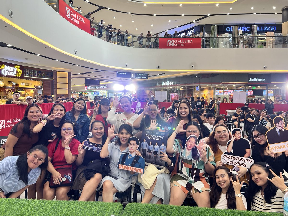 VivaOnePH's tweet image. Handa na sila para sa pinakamaangas na mall show ngayong hapon! Kita-kits tayo dito sa Robinsons Galleria South para sa Bad Genius: Mall Show! 🧠📚
Bad Genius: The Series episodes 1 & 2 now streaming only on #VivaOne! vivaone.page.link/BadGeniusTheSe…
#BadGeniusatGalleriaSouth