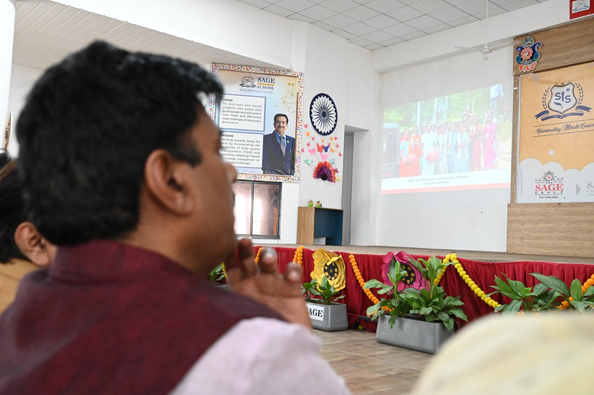 rameshwar4111's tweet image. आज मुखर्जी नगर कोलार में बूथ क्रमांक 252 पर बहनों के साथ माननीय प्रधानमंत्री श्रीमान @narendramodi जी की #मन_की_बात का श्रवण किया।
#MannKiBaat #huzur155
#RameshwarSharma