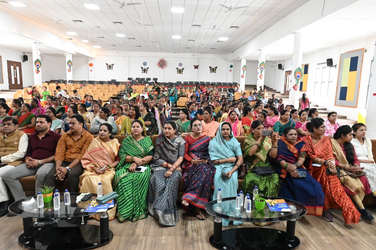 rameshwar4111's tweet image. आज मुखर्जी नगर कोलार में बूथ क्रमांक 252 पर बहनों के साथ माननीय प्रधानमंत्री श्रीमान @narendramodi जी की #मन_की_बात का श्रवण किया।
#MannKiBaat #huzur155
#RameshwarSharma
