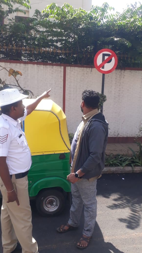 #trafficawerness
ಈ ದಿನ ಶಿವಾಜಿನಗರ ಸಂಚಾರ ಪೊಲೀಸ್ ಠಾಣೆಯ ಸಿಬ್ಬಂದಿಯವರು ಠಾಣಾ ಸರಹದ್ದಿನಲ್ಲಿ ಆಟೋ ಚಾಲಕರಿಗೆ ನೋ ಪಾರ್ಕಿಂಗ್ ಬೊರ್ಡ್ ಇರುವ ಕಡಗೆ ಯಾವುದೇ ವಾಹನಗಳನ್ನು ನಿಲ್ಲಿಸದಂತೆ ಸೂಕ್ತ ತಿಳುವಳಿಕೆ ನೀಡಲಾಯಿತು..