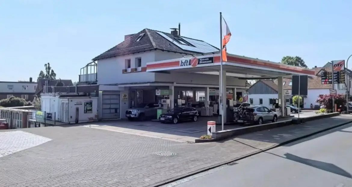 Hier mal die zeitliche Veränderung einer Tankstelle von 1966 und heute in Bramsche bei Osnabrück. Die KFZ-Werkstatt stand im Vordergrund und die Tankstelle sollte Kunden anziehen. Heute bekommt man nicht einmal eine passende Glühlampe mehr fürs Auto, von KFZ-Reparatur ganz zu