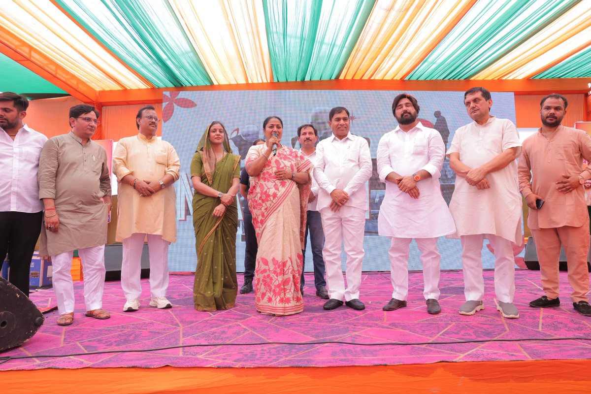 gupta_rekha's tweet image. आज समयपुर में माननीय प्रधानमंत्री श्री @narendramodi जी के ‘मन की बात’ कार्यक्रम को भाजपा कार्यकर्ताओं और स्थानीय नागरिकों के साथ सुना। यह कार्यक्रम केवल एक रेडियो कार्यक्रम नहीं, बल्कि जनसंवाद की वह धारा है, जो राष्ट्र निर्माण की चेतना को घर-घर तक पहुंचाती है।
आज के इस प्रेरक…