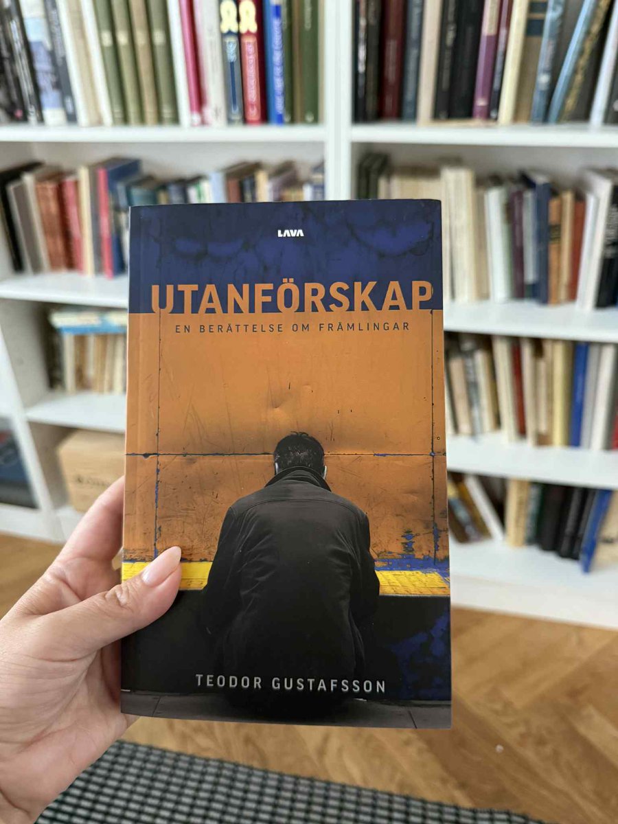 TeodorMG's tweet image. Gör som Linnea Klingström - håll i ett exemplar av min bok framför en kamera. Och läs den sen gärna också.