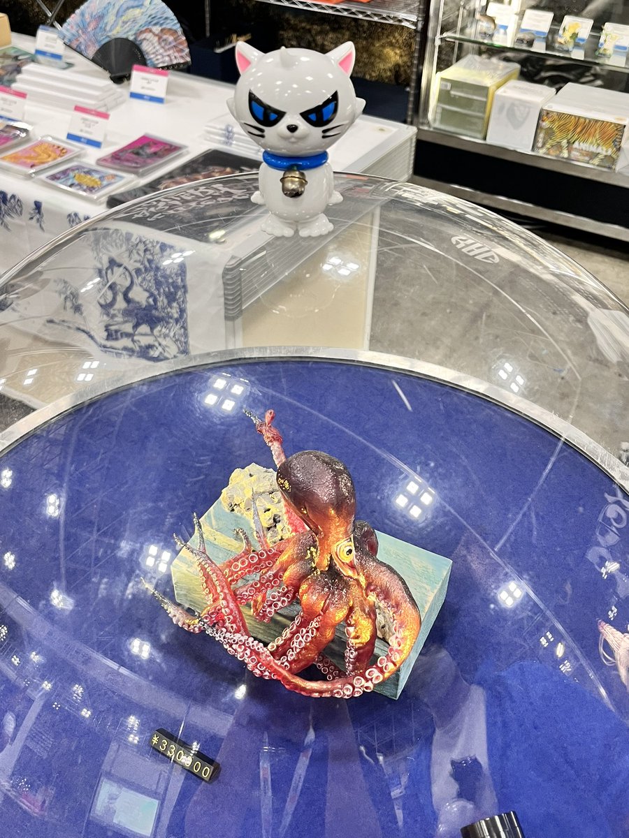 WonToyCon's tweet image. 📢#ワンフェス
終了まで残り30分を切りました‼️
#いきものワンフェス 海洋堂物販ブースでは展示も販売もまだまだしております♪
その中の一つ、Kaiyodo Art Galleryの作品を
マロロが見てるよ〜👀
海洋堂珠玉の作品がここに集まってるね!
1日の最後にいきものワンフェスいかがですか?