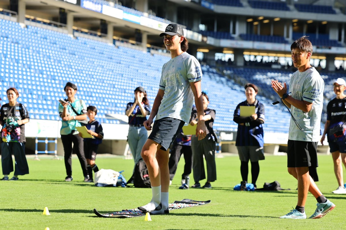 GAMBA_OFFICIAL's tweet image. 足つぼPK対決🤣
#鈴木徳真 #黒川圭介 #張奥林
#GAMBAFANFESTA2025
#ガンバ大阪 #GAMBAOSAKA