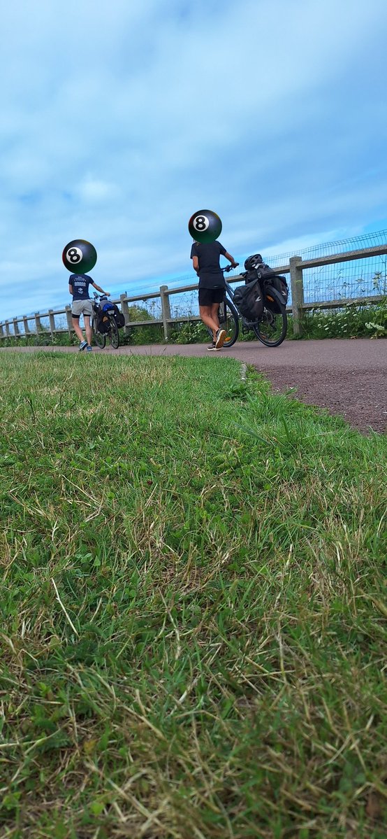 laurent27100's tweet image. Les cyclistes, nous les croisons sur les routes. Ils parcourent des centaines et des centaines de kilomètres à vélo, vraiment chapeau. Ici au château sur les hauteurs de Dieppe.