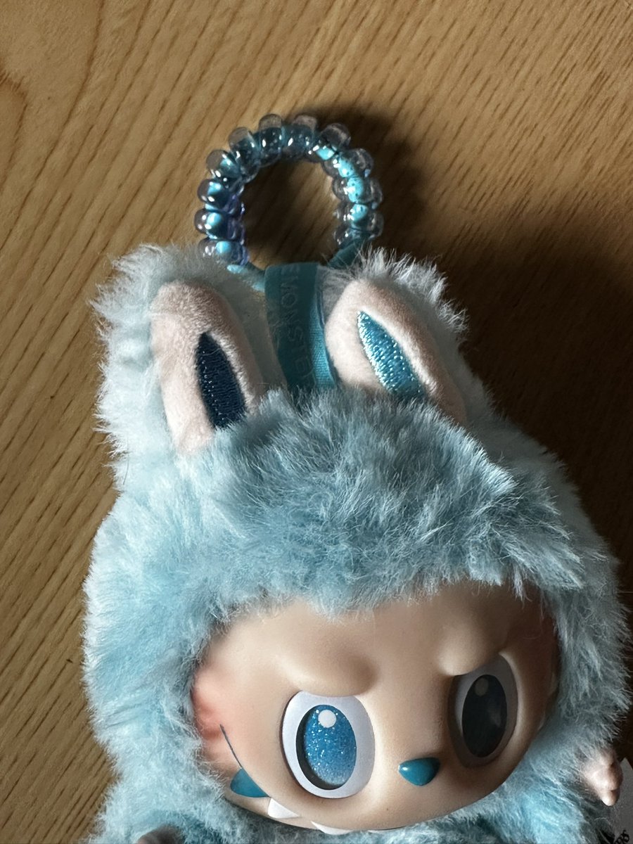 ouka9999's tweet image. ラブブの盗難や落下防止にお勧め!
ダイソーでゴムの髪留めが売られている
ので、こちらをラブブの留め具に
通すだけ。長さは適当に。
フック部分を覆い隠すので、誤って開いて
落ちてしまったり、人混みで盗られて
しまう心配がだいぶ減りますよ。
#ラブブ #落下防止 #盗難防止