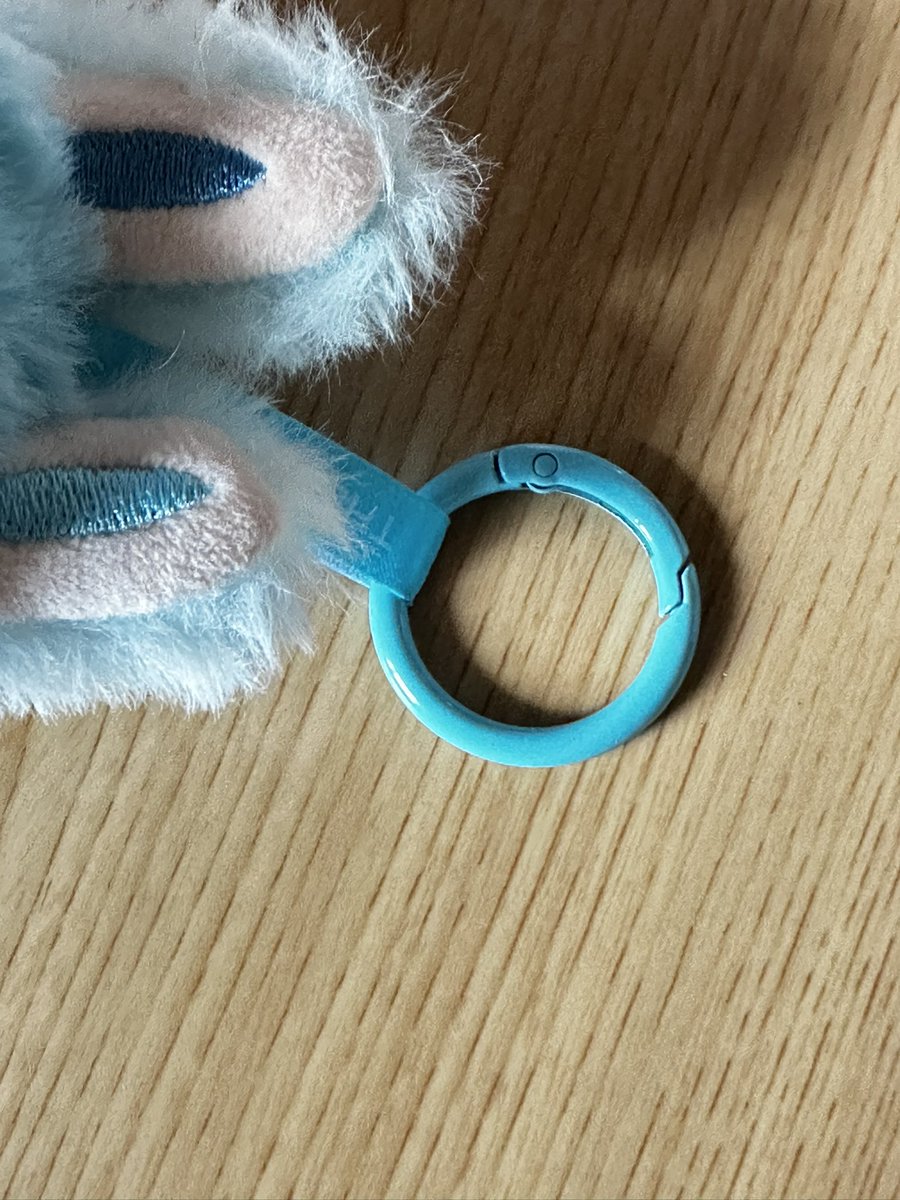 ouka9999's tweet image. ラブブの盗難や落下防止にお勧め!
ダイソーでゴムの髪留めが売られている
ので、こちらをラブブの留め具に
通すだけ。長さは適当に。
フック部分を覆い隠すので、誤って開いて
落ちてしまったり、人混みで盗られて
しまう心配がだいぶ減りますよ。
#ラブブ #落下防止 #盗難防止