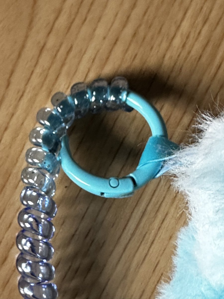 ouka9999's tweet image. ラブブの盗難や落下防止にお勧め!
ダイソーでゴムの髪留めが売られている
ので、こちらをラブブの留め具に
通すだけ。長さは適当に。
フック部分を覆い隠すので、誤って開いて
落ちてしまったり、人混みで盗られて
しまう心配がだいぶ減りますよ。
#ラブブ #落下防止 #盗難防止