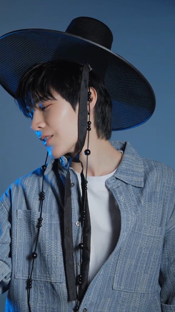 fpbbf_feeeee's tweet image. jawline so sharp it can cut