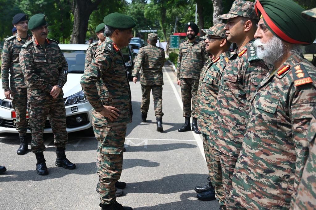 westerncomd_IA's tweet image. #CapabilityDevelopment 

Lt Gen #ManojKumarKatiyar, PVSM, AVSM, #ArmyCommander, #WesternCommand, conducted a comprehensive review of operational readiness of #DeepStrikers Division &amp;amp; #GurkiBrigade.
He lauded their unwavering commitment to technological integration—particularly…