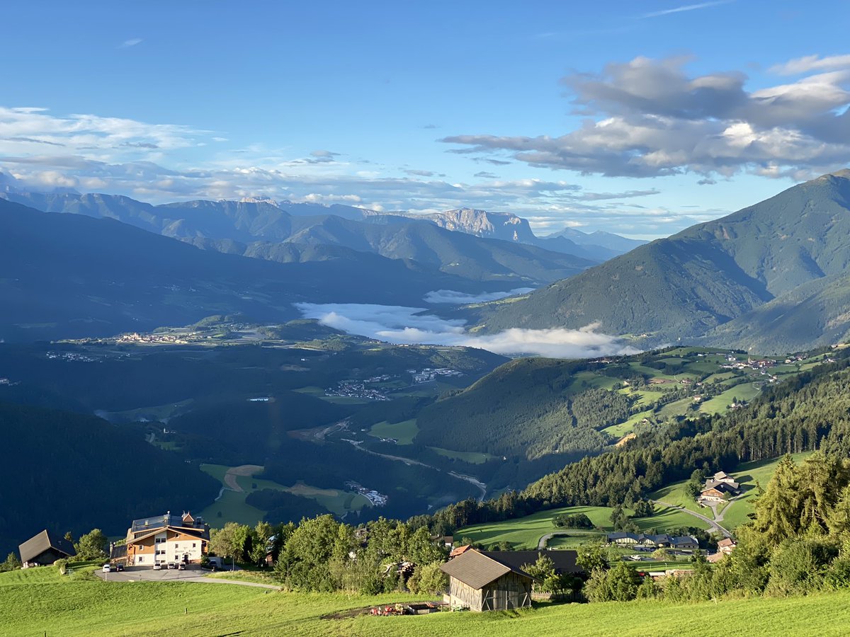 Hochtouren's tweet image. Guten Morgen aus #Südtriol - heute ist es sonnig mit letzten Nebelresten im Eisacktal - der Schlern im Morgenlicht, links das Dorf Natz rechts das Dorf Springes ebenso sonnenbeschienen @DieterPeterlin