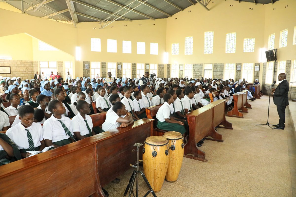 BarasaFernandes's tweet image. Joined fellow congregants for Sunday service at Holy Spirit Bulimbo Catholic Church in Matungu Sub-county. I called on elected leaders to stay grounded in service to the people and spread a message of peace and unity. I was accompanied by the First Lady Prof. Janet Kassilly…