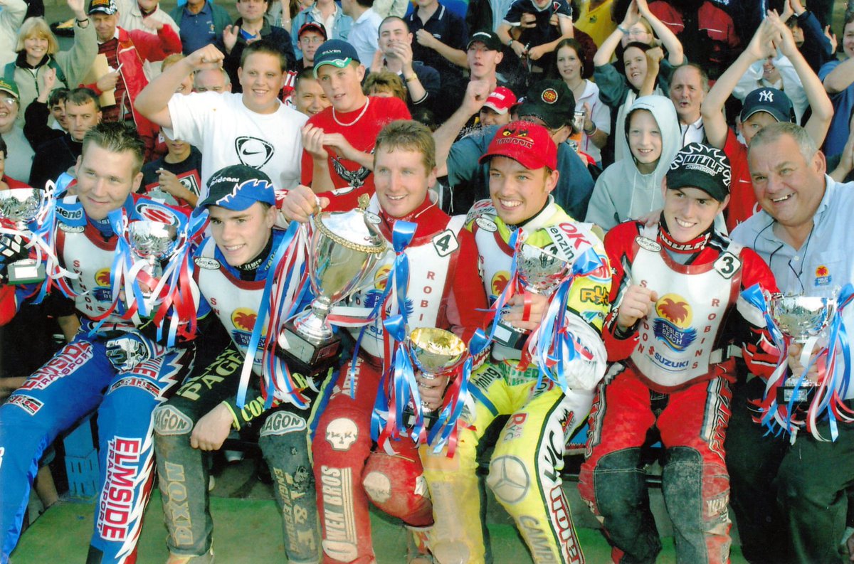 bobxski's tweet image. On this day in 2003 Swindon won the Premier League 4 Team Championship at the Abbey Stadium in Swindon 27-07-2003
The jubilant Robins celebrate with the fans 📷 Unknown
#SwindonNeedsSpeedway
@SNSactiongroup
