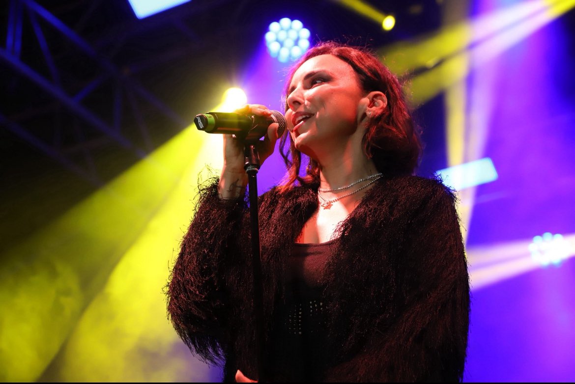 AliasManagement's tweet photo. Nos debemos más noches como esta 💛🎶 

Estuvimos en Cómpeta, Málaga, y fue increíble. Gracias por tanta energía y buen rollo.

¡Seguimos! @Chenoa https://t.co/Xn7sKaZVta
