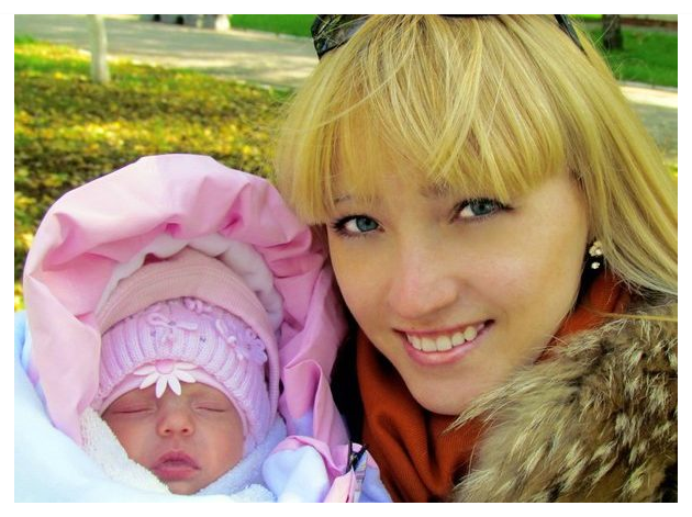 23-летняя Кристина и ее маленькая Кира были убиты 27 июля 2014 года в центре Горловки недалеко от Донецка. ВСУ выпустили по городу несколько пакетов реактивных снарядов РСЗО «Град». В тот день были убиты 22 мирных жителя, включая двоих детей. Ещё десятки были ранены.