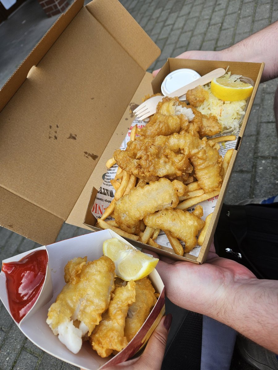 Podsumowanie mojego żarcia z Kołobrzegu, bo czemu nie xD będę tęsknić za kabanosami z łososia ;-; była jeszcze zapiekanka z serem i sandaczem i gofry bombelkowe.. kocham wędzone rybki (⁠ᗒ⁠ᗩ⁠ᗕ⁠)