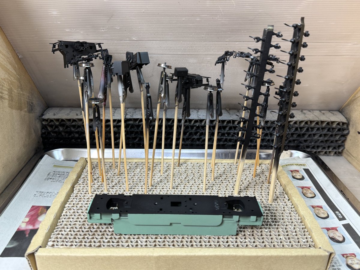 mashipuu's tweet photo. 今日のお休みはebayで購入したケーディー153番のバルク品がようやく届いたので、放置してた富75の下廻りと一緒に塗装作業してました。25両分が送料込みで1万ちょっと。国内価格よりグッとお安いですね！

#kadee https://t.co/Reo2b3Nj4F