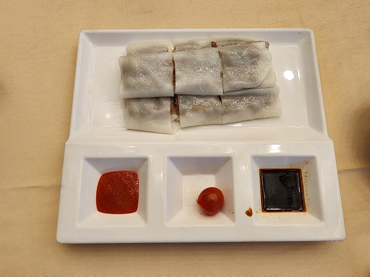 junkwak0512's tweet image. Steamed Beef Rice Roll with Bamboo Mushroom and Coriander (Zhúshēng Xiāngqiàn Niúròu Chángfěn, 竹笙香茜牛肉肠粉) at Tángyàn (唐宴) next to Tángyì (唐邑) Hotel in Tángjiā (唐家), Zhuhai. Chángfěn is a typical Cantonese dish, literally &quot;intestine noodle&quot; because of its apperance.