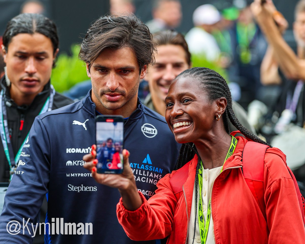 SAINZ MAKES TIME / SAINZ MARCA TIEMPO

Carlos Sainz will start from 15th position today and was happy to oblige this fan, who was shooting video on his arrival into the Spa paddock this morning.

Suscríbete a mi canal de YouTube en español @kymillman_ES para ver mis últimos