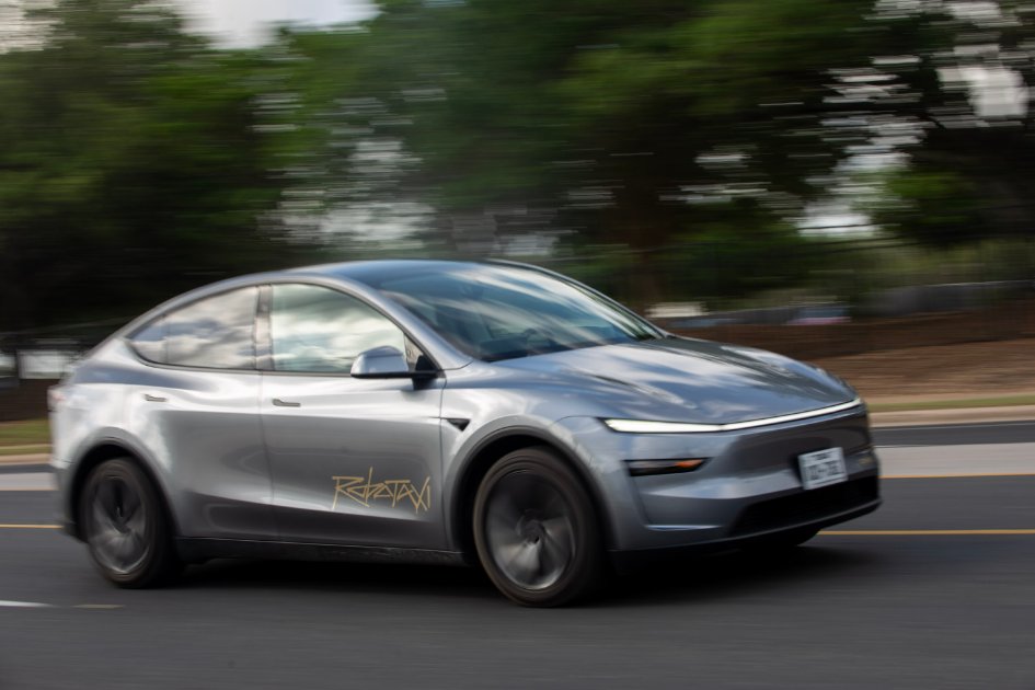 rafdebugger's tweet image. Tesla reportedly set to expand its robotaxi service in SF. Local officials call for more transparency as controversy swirls over FSD and regulatory challenges. cnbc.com/2025/07/25/tes…
