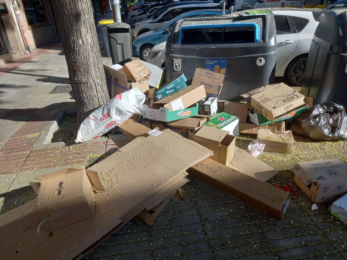 soykejas's tweet image. Foto de hoy pero da igual cuando lo veas siempre esta así, es vergonzoso. Cansa estar denunciando esto a diario y que nadie haga nada @Lineamadrid @JMDCiudadLineal @BasuraLineal @MADRID @AlmeidaPP_ @MadridExiste @Todollenodekk @madrid_sucio #MadridEstaSucio @MalvarezNadia
